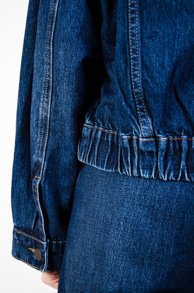 Ciemna kurtka jeansowa z kapturem oraz ściągaczem na dole