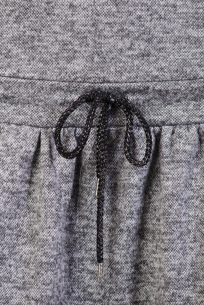 Szara sukienka ze sznurkiem w pasie i ażurowym zdobieniem na dole