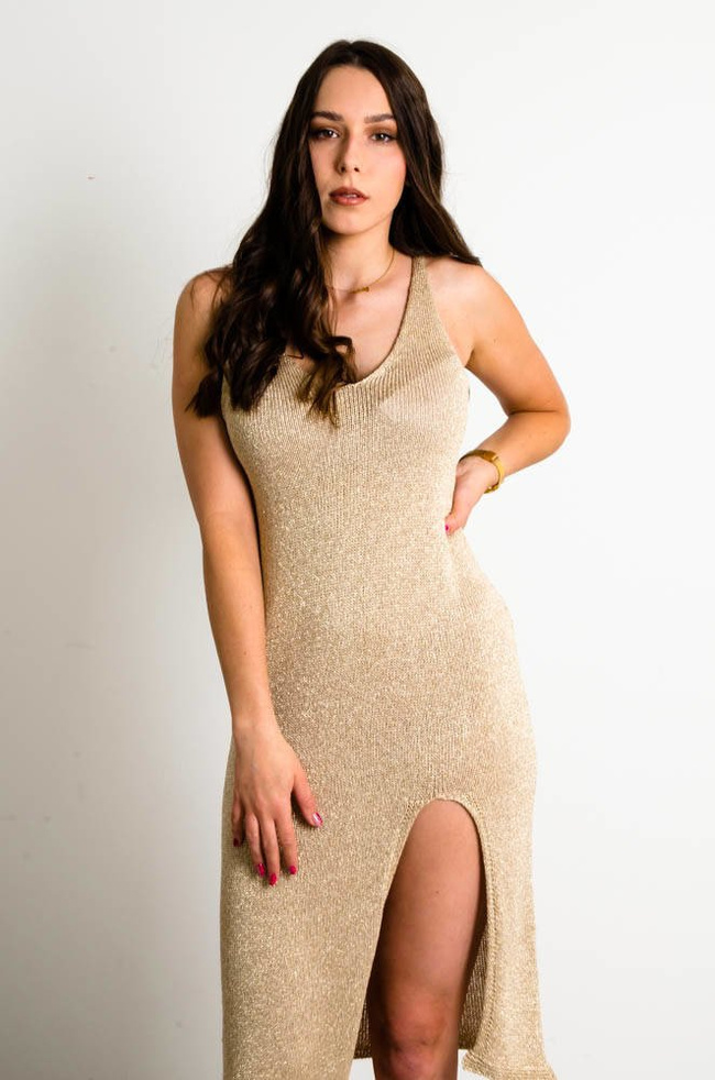 ZŁOTA DZIANINOWA SUKIENKA MAXI NA RAMIĄCZKACH Z ROZCIĘCIEM