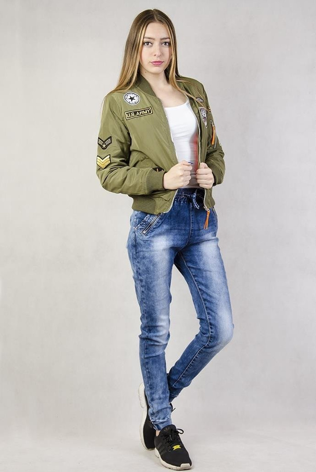 Khaki kurtka z naszywkami typu bomber