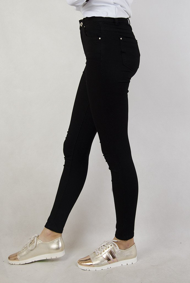 Czarne spodnie przylegające z wysokim stanem