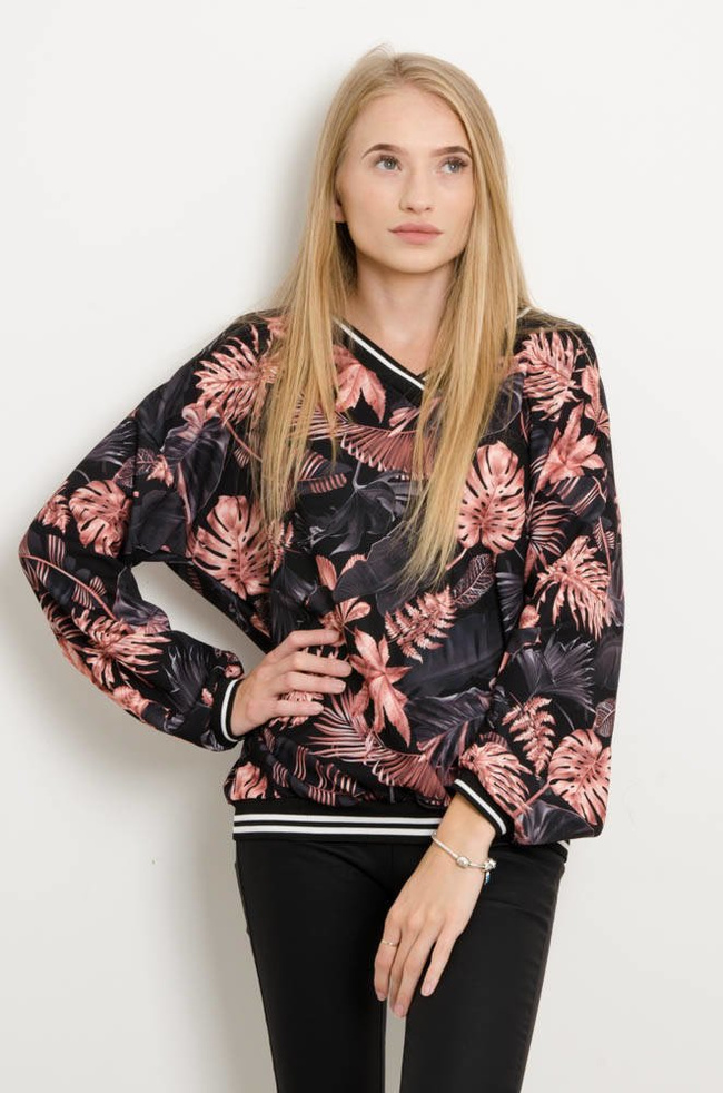 CZARNA BLUZKA W LIŚCIE Z DEKOLTEM W SZPIC