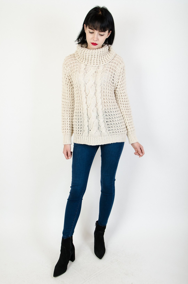 Beżowy sweter z golfem o grubym splocie