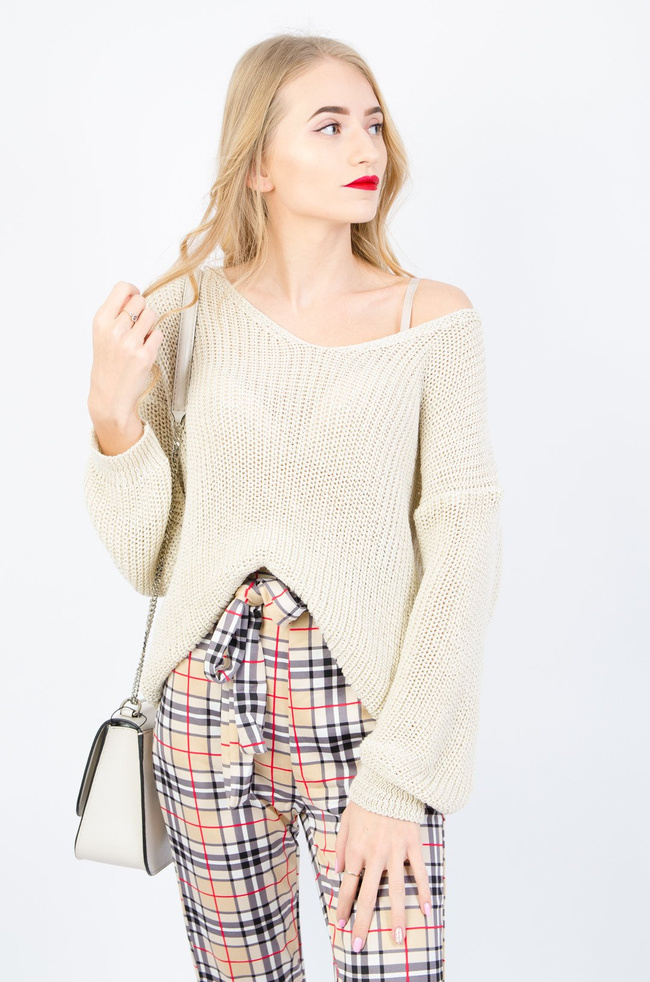 AKRYLOWY SWETER OVERSIZE Z DEKOLTEM W SEREK- BEŻOWY