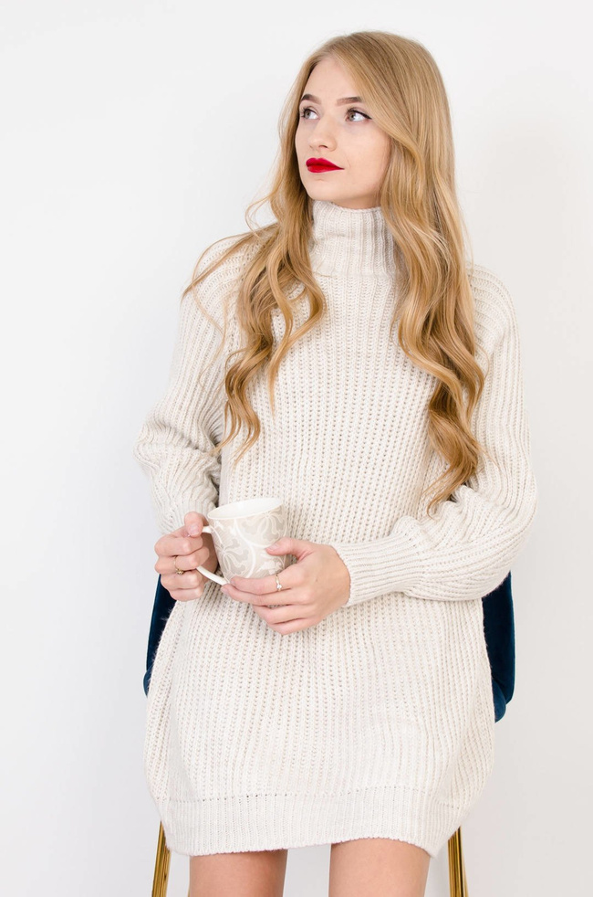 DŁUGI BEŻOWY SWETER Z PÓŁGOLFEM