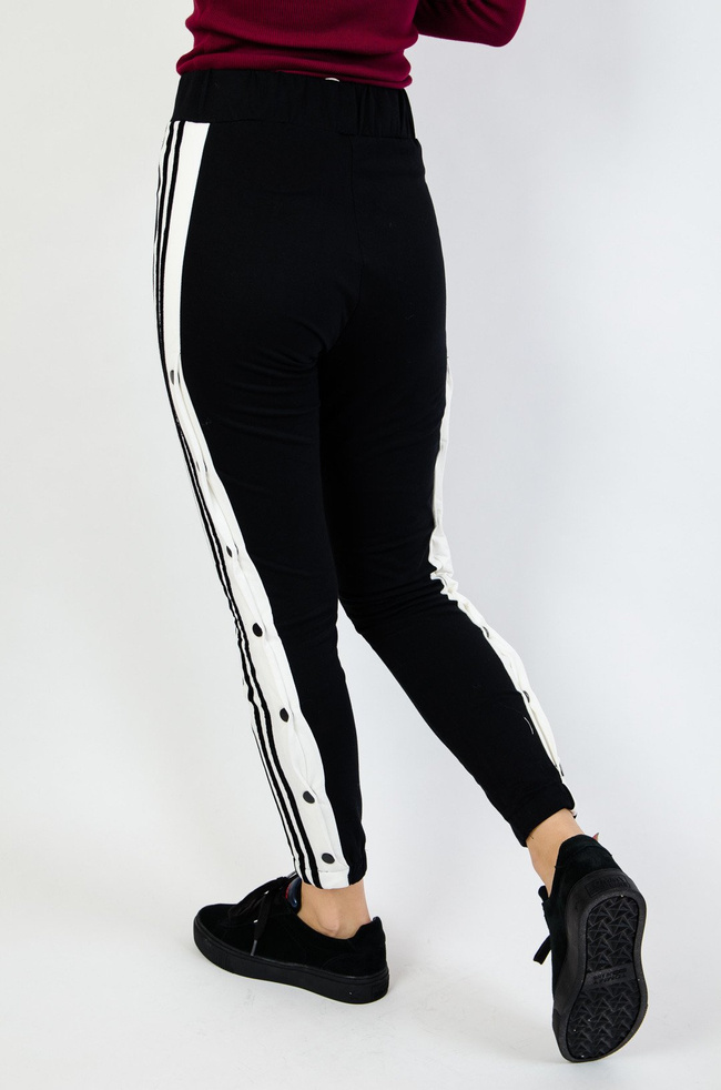 Czarne dresowe spodnie z białymi paskami