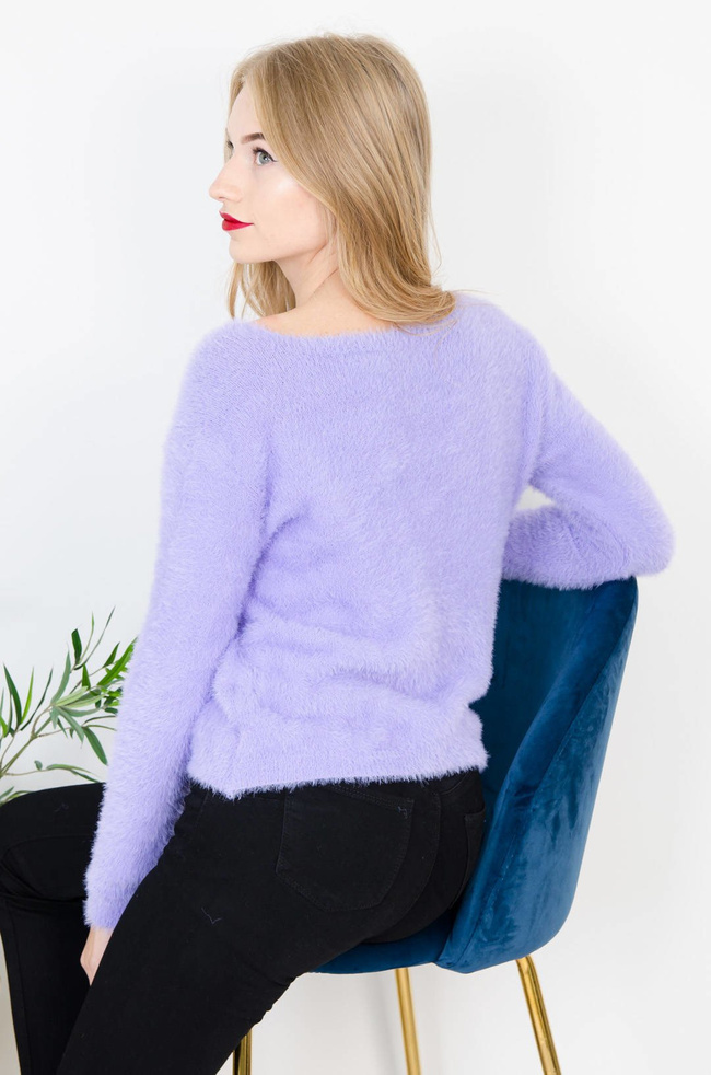 FIOLETOWY WŁOCHATY SWETER Z DEKOLTEM W SEREK