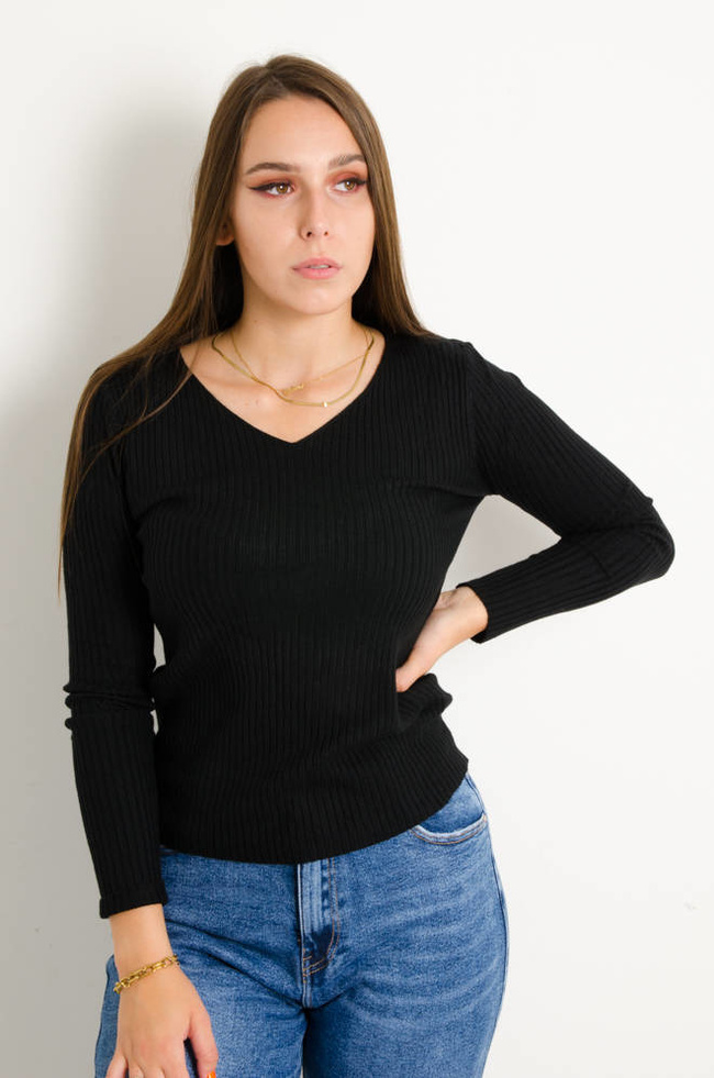 SWETER PRĄŻKOWANY Z DEKOLTEM W SZPIC- CZARNY