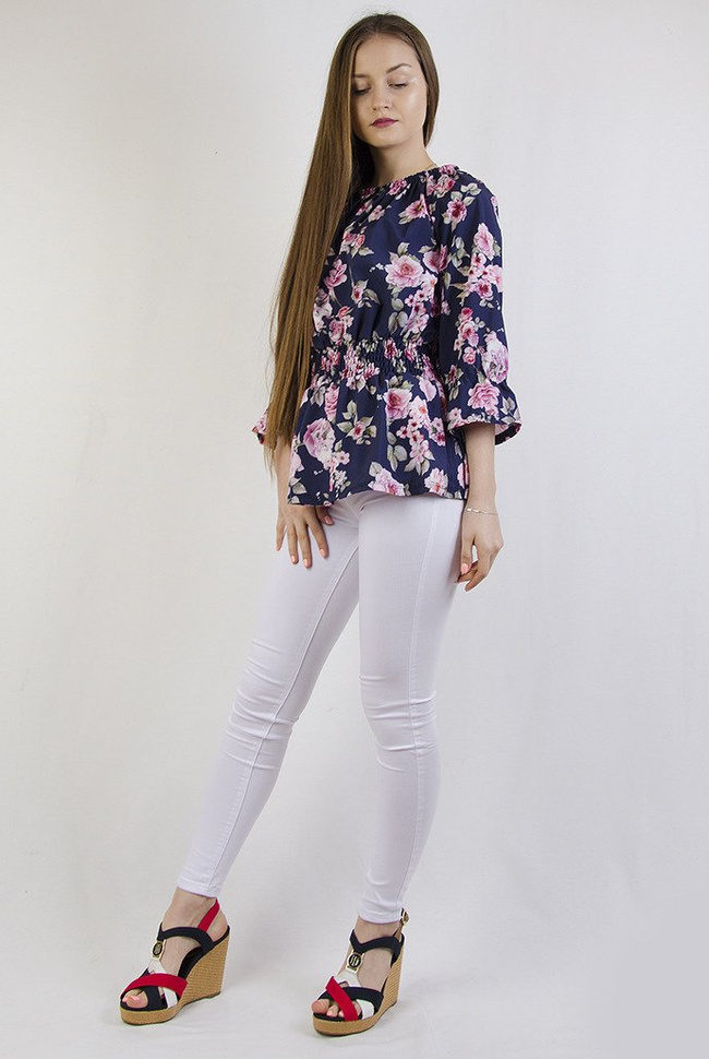 Granatowa bluzka w kwiaty ze ściągaczem w pasie