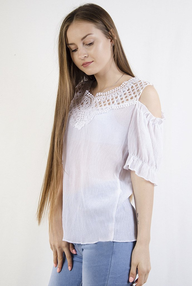 Biała bluzka z koronkowym dekoltem