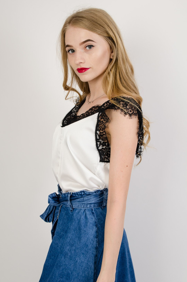 Biała satynowa bluzka wykończona koronką