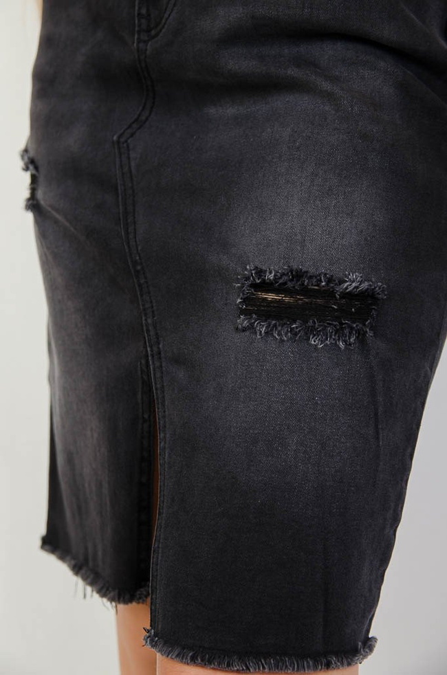 Ciemnoszara ołówkowa spódnica z rozporkiem z przodu oraz przetarciami