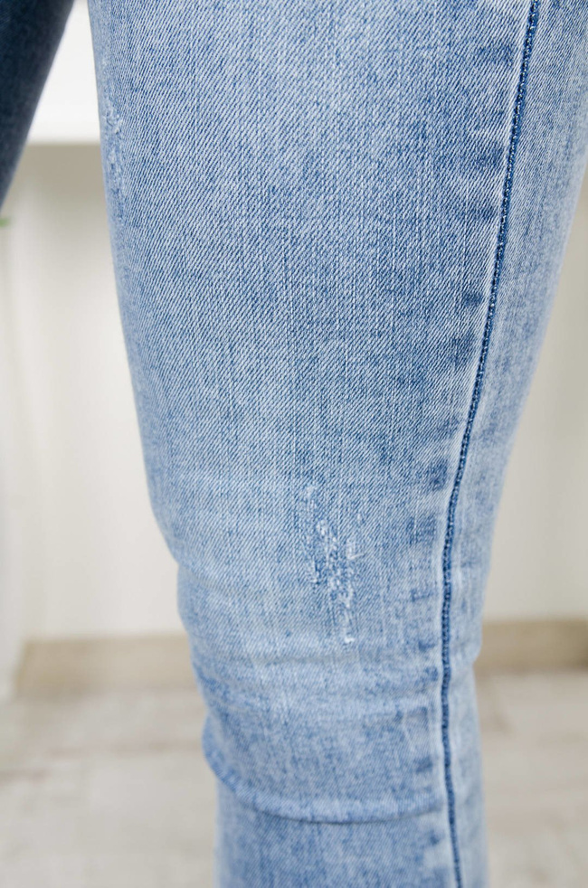 JASNE DOPASOWANE SPODNIE JEANSOWE Z PASKIEM W ZESTAWIE