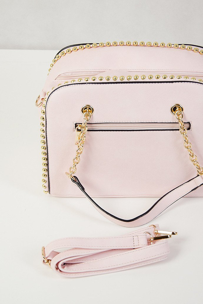 Różowa torebka typu kuferek ze złotymi ćwiekami