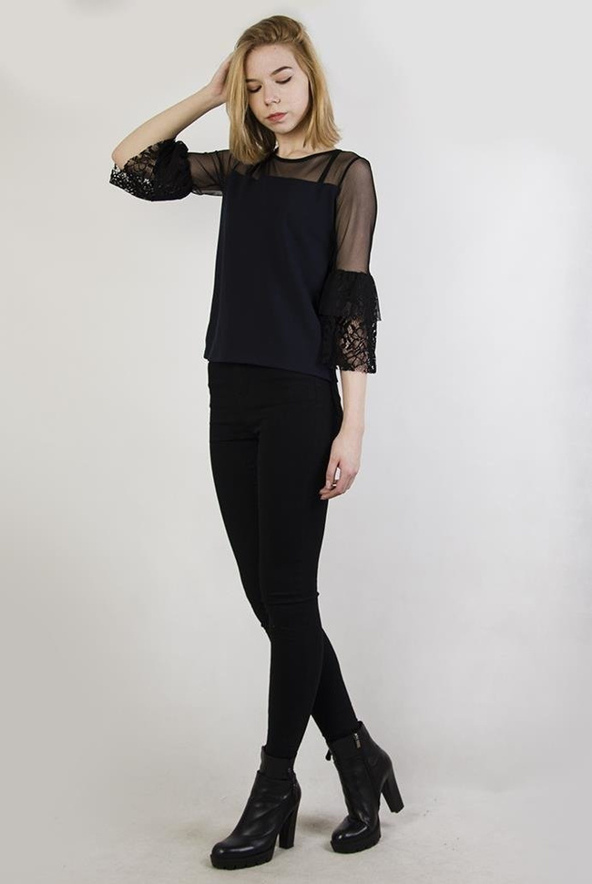 Granatowa bluzka z koronkowymi rękawami i wstawką z siateczki