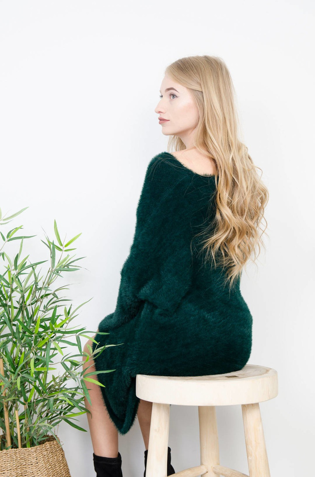 ZIELONY WŁOCHATY SWETER Z DŁUGIMI BOKAMI
