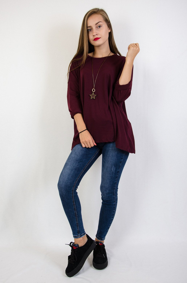 Bordowa bluzka oversize z naszyjnikiem