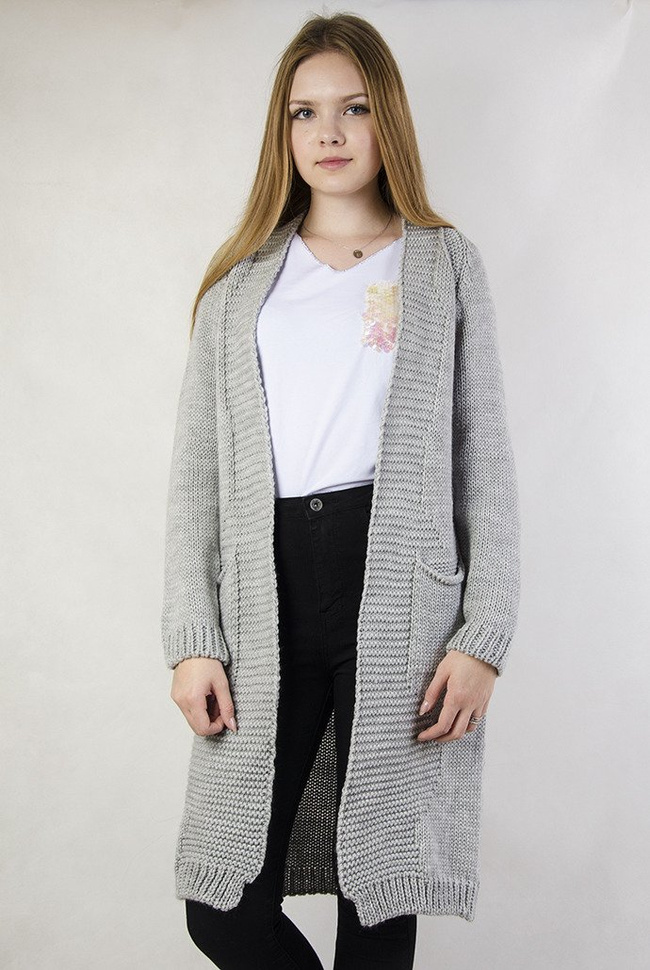 Szara narzuta ze wzorem na plecach