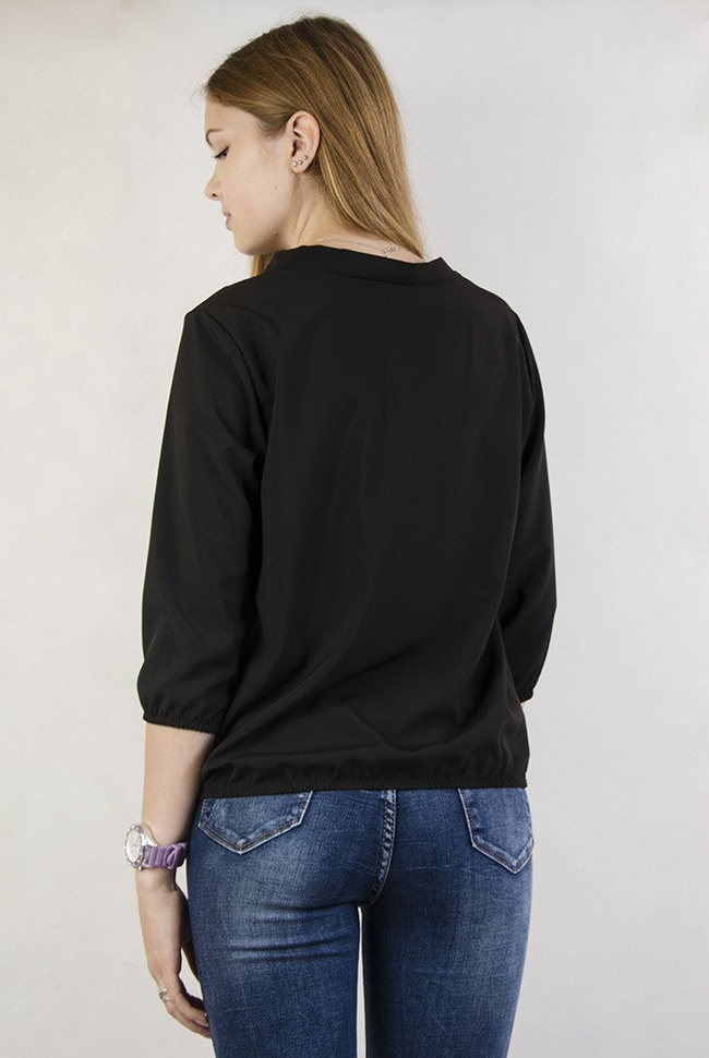 Czarna bluzka z wiązaniem przy dekolcie