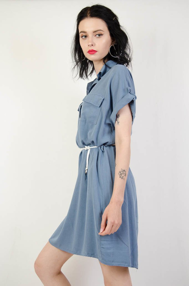 NIEBIESKA SUKIENKA SZMIZJERKA WIĄZANA W PASIE 