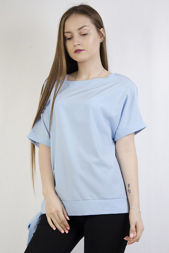 Niebieska gładka bluzka z kokardą