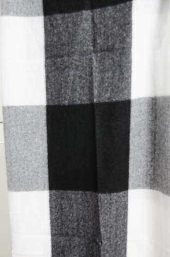 SZAL W KRATĘ Z FRĘDZLAMI- CZARNY