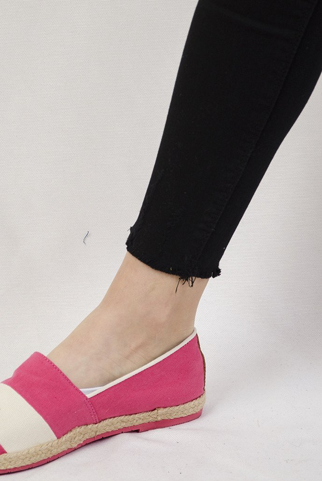 Czarne spodnie z przetarciami oraz szarpaniem przy nogawce