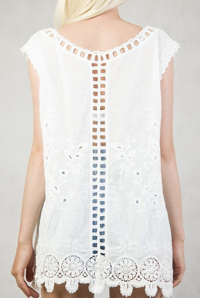 Biała ażurowa bluzka z delikatnym haftem