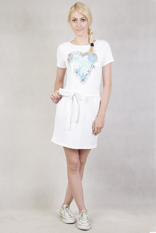 Sukienka z sercem i haftowanymi kwiatkami biała