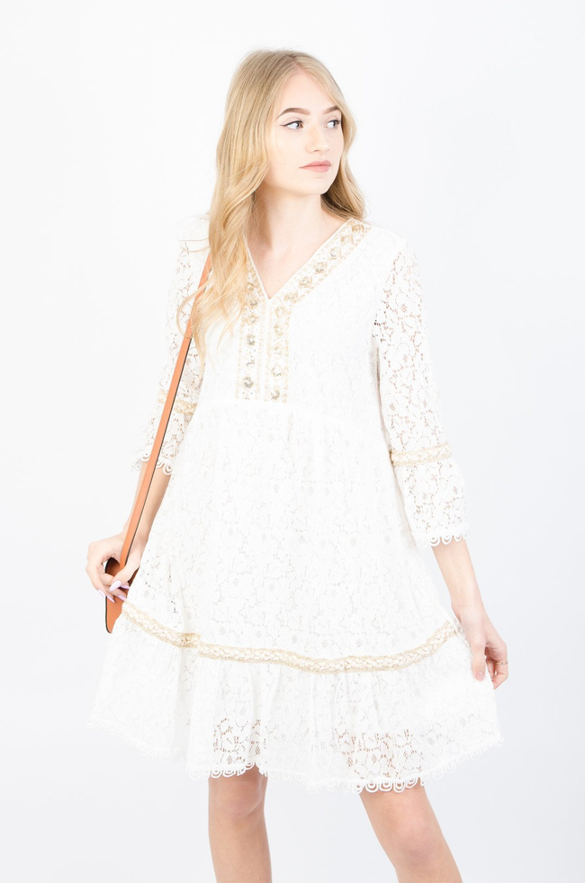 Biała koronkowa sukienka ze złotymi wstawkami