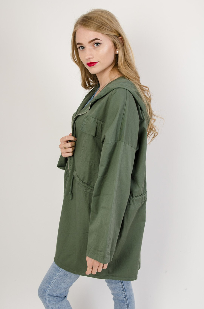 Zielona narzuta z kieszeniami i ściągaczem w pasie