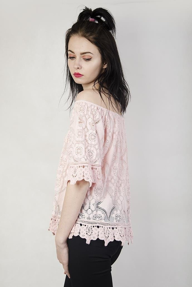 Jasnoróżowa bluzka z hiszpańskim dekoltem, z koronką