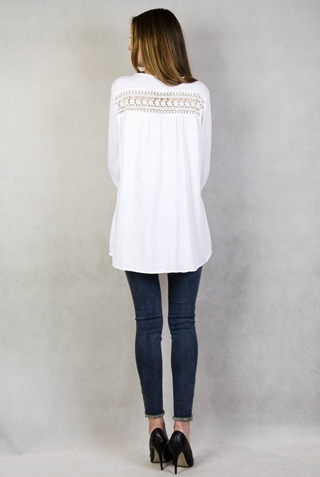 Biała bluzka z ażurowymi zdobieniami i podwijanymi rękawami