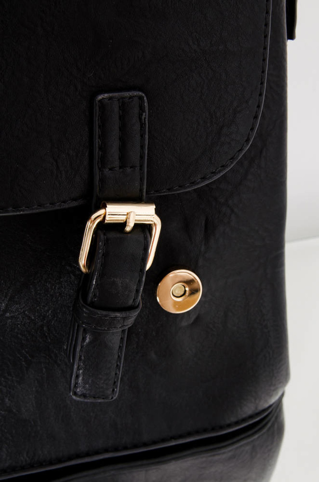 CZARNY PLECAK Z IMITACJI SKÓRY Z OZDOBNYM ZAPIĘCIEM 