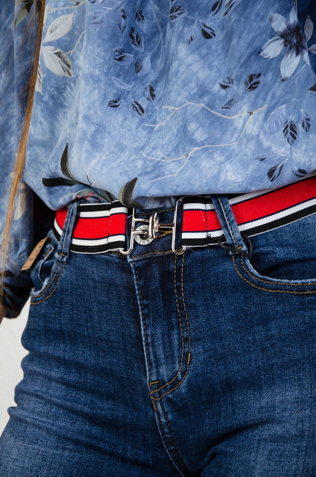 Spodnie jeansowe z czerwonym paskiem w komplecie