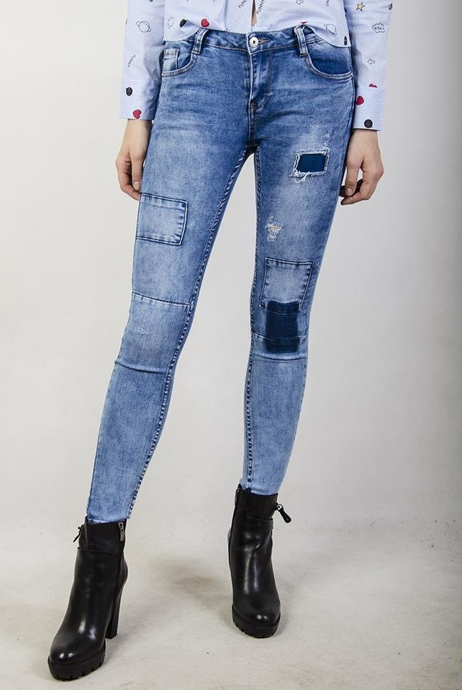 Spodnie jeansowe z ciemnymi łatami i przeszyciami