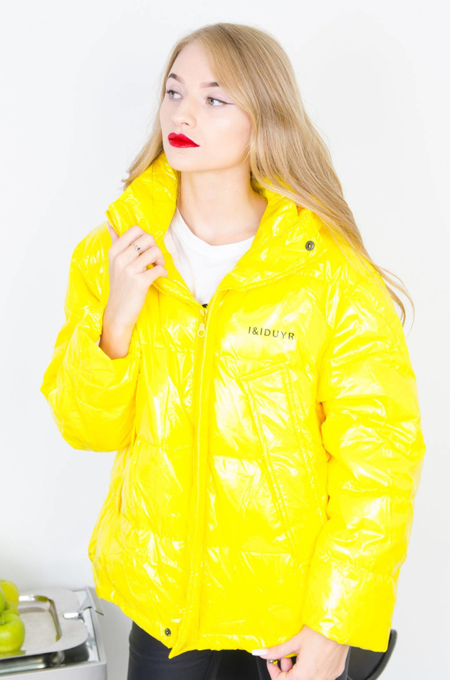 ŻÓŁTA WINYLOWA KURTKA Z KAPTUREM OVERSIZE 