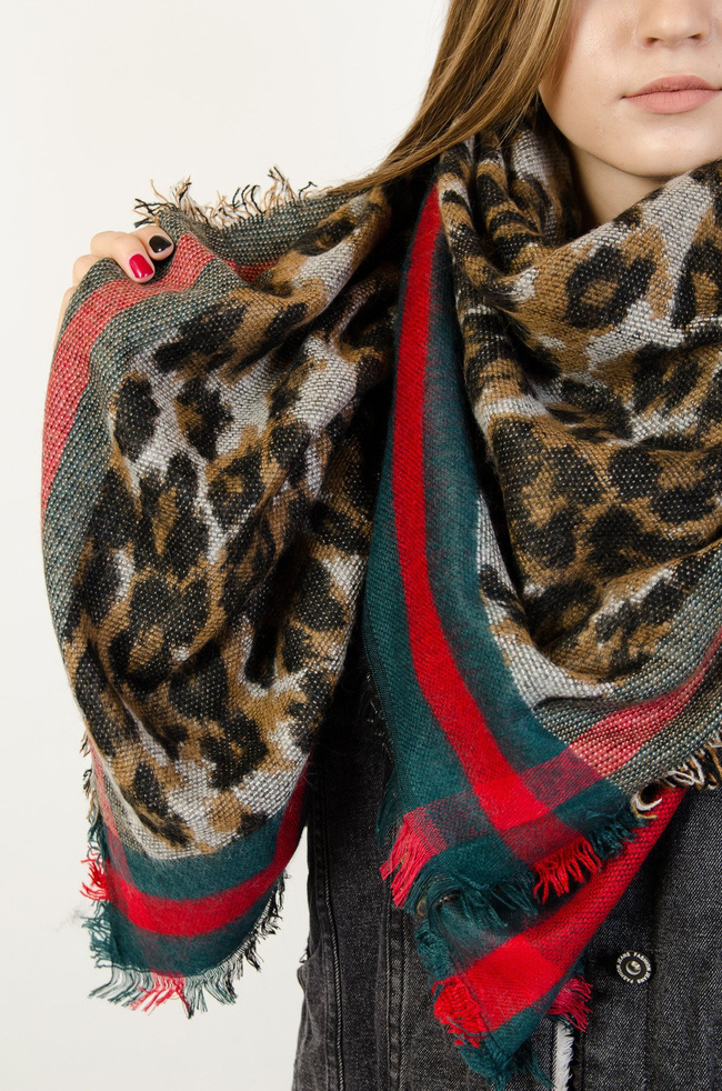 Szal w panterkę z zielono czerwonym paskiem