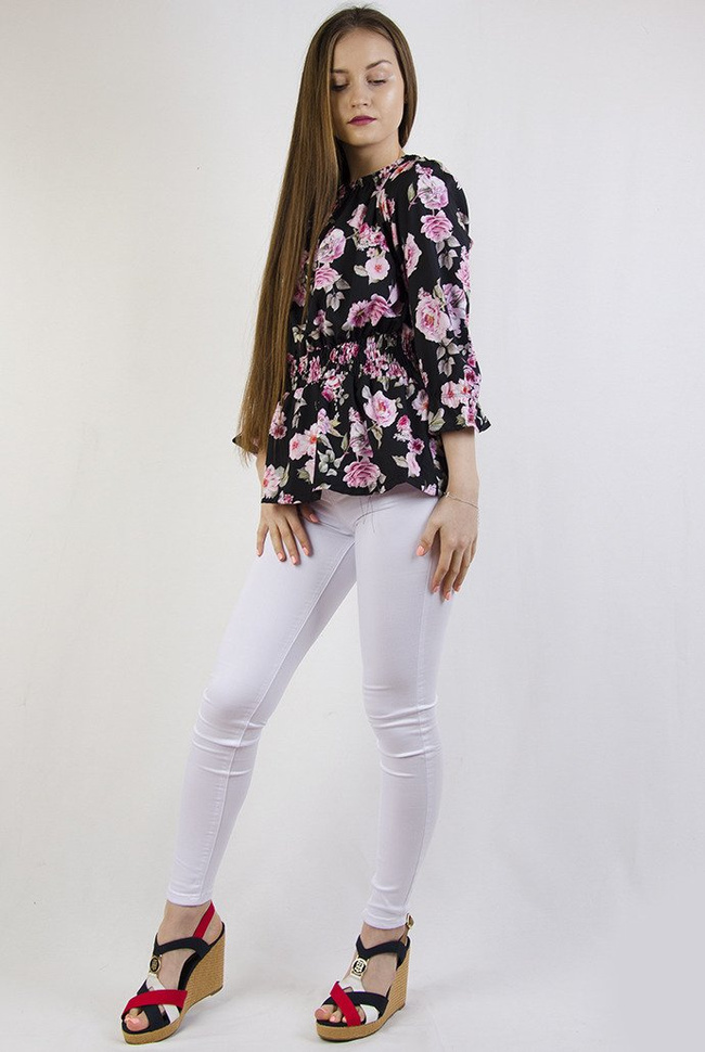Czarna bluzka w kwiaty ze ściągaczem w pasie 