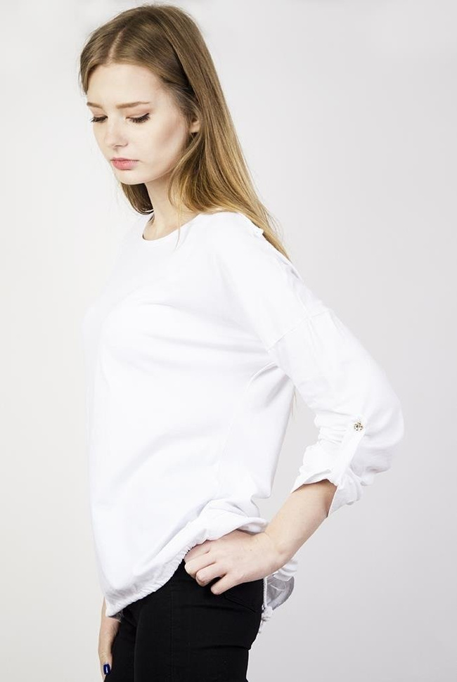 Biała bluzka z podwijanymi rękawami i pięknym zdobieniem na plecach