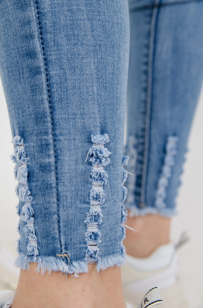 Jasne spodnie jeansowe Push up z przetarciami