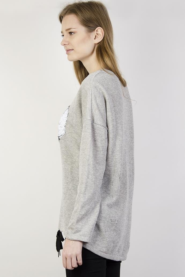 Jasnoszara bluzka przeplatana srebrną nicią z sercem z cekinów