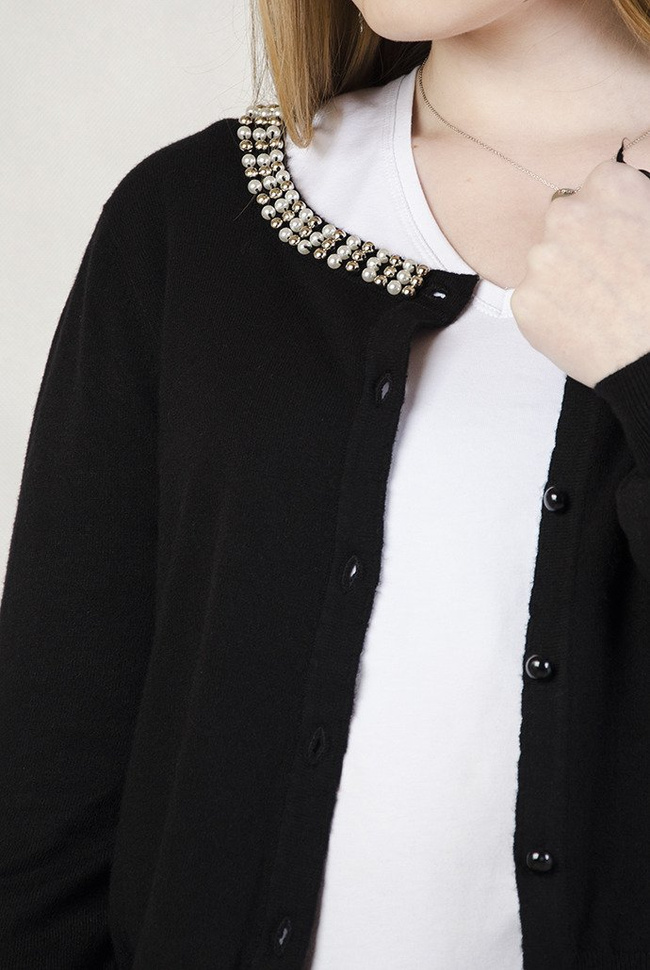 Czarny krótki sweter zapinany na guziki z koralikami przy kołnierzu