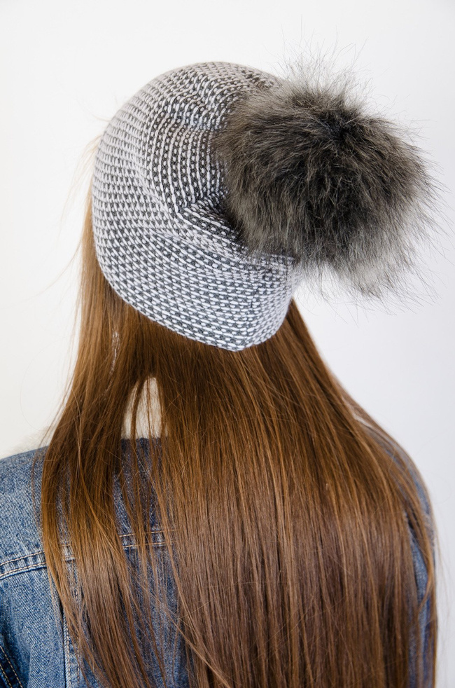 Ciemno-szara czapka przeszywana białą nitką z pomponem