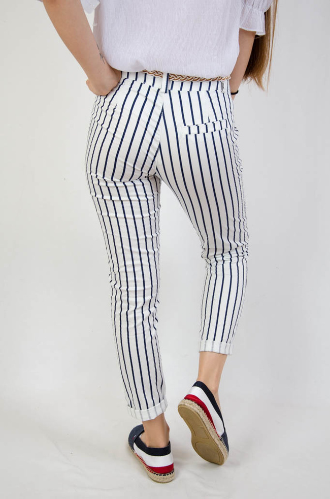 Spodnie materiałowe z paskiem i kieszeniami w cienkie paski