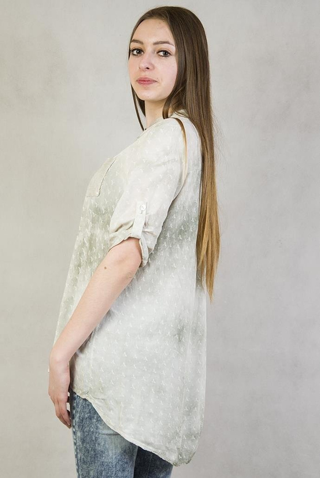 Zielona bluzka z przedłużanym tyłem i kieszonką.