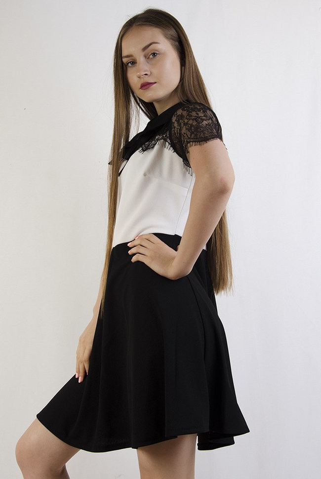 Biało czarna rozkloszowana sukienka z kołnierzem 