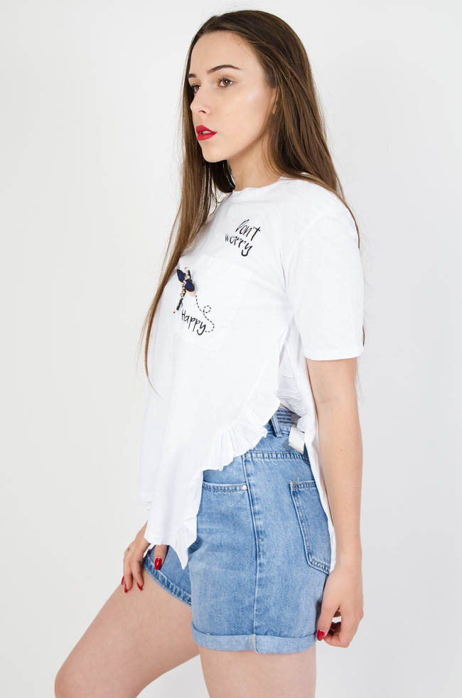 Biała bluzka z rozcięciami oraz falbankami po bokach