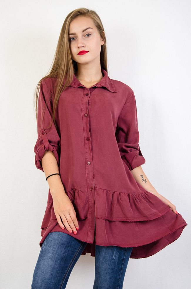 Bordowa koszula z podwijanymi rękawami oraz falbanką na dole