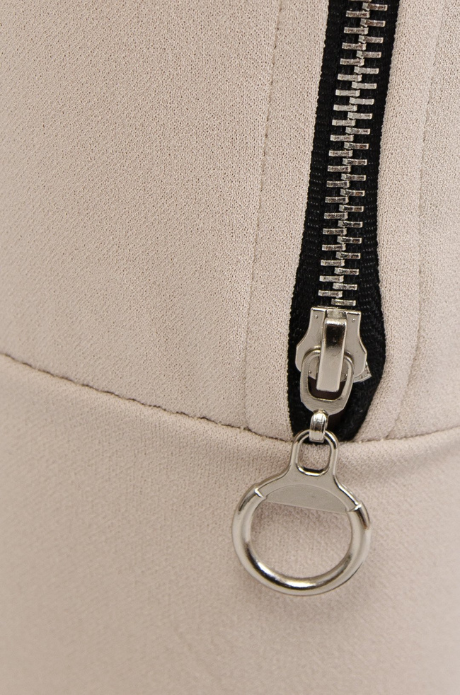 Beżowe spodnie materiałowe z zamkiem na nogawce